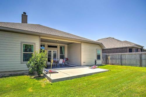Suburban San Antonio Home With Covered Patio!