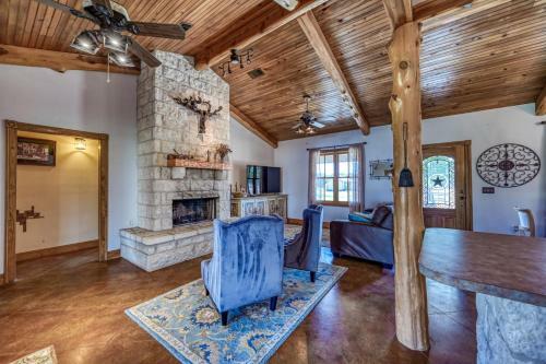 Charming Country Home With Hot Tub & Fire Pit!