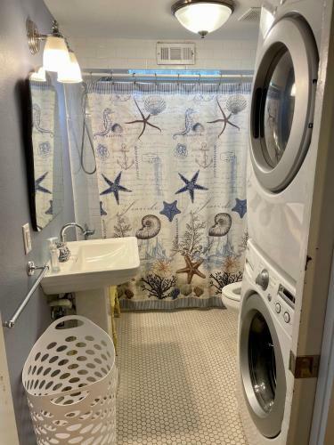 Seablue Cottage - Downstairs; 2 Blocks To The Beach