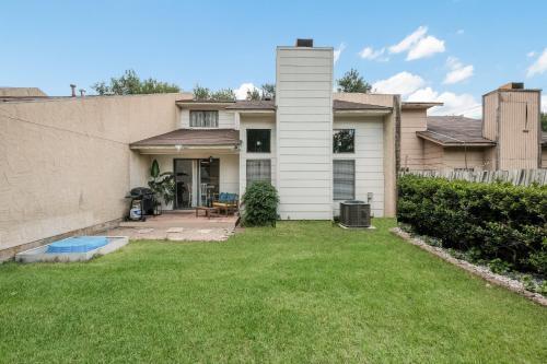 (New) Chic & Classy Townhome - Centrally Located