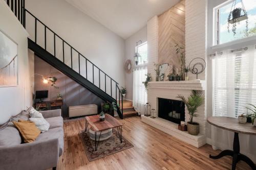 (New) Chic & Classy Townhome - Centrally Located
