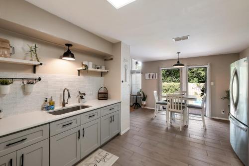 (New) Chic & Classy Townhome - Centrally Located
