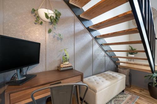 (New) Chic & Classy Townhome - Centrally Located