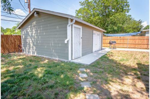 Splendid Gated 4 Br 2 Ba Home Near Downtown