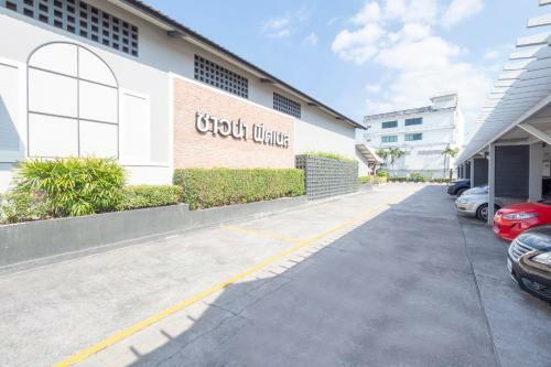 Oyo 75382 Chonburi Hotel