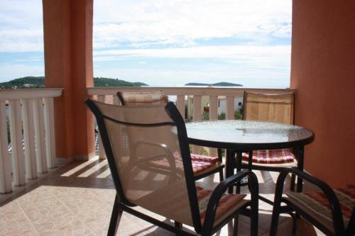 Apartmani Sari? Rogoznica