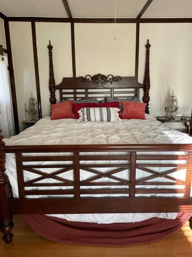 7min Walk To Courthouse Plaza! Historic Cottage