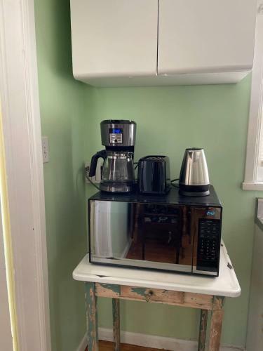 7min Walk To Courthouse Plaza! Historic Cottage