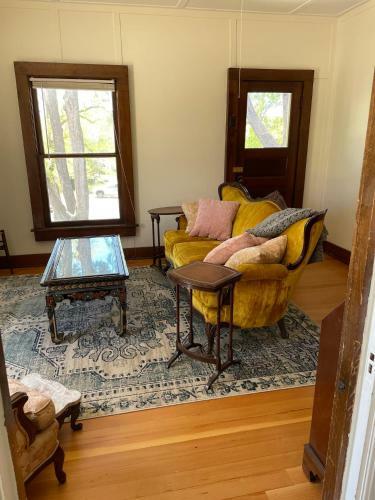 7min Walk To Courthouse Plaza! Historic Cottage