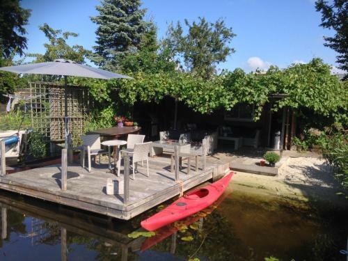 B&B Houseboat Between Amsterdam Windmills