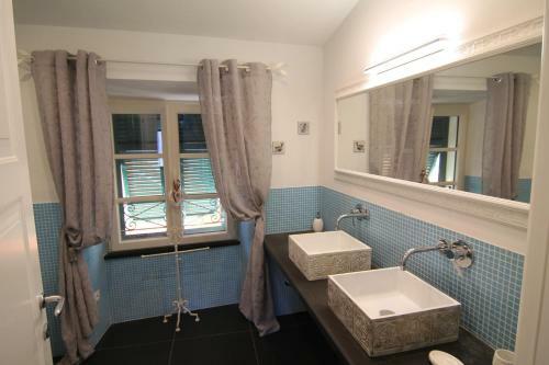 5 Lands Yellow Cottage