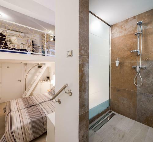 Hostal Rooms N&m