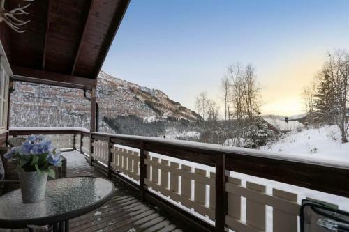 Cabin In Hodlekve With 5 Bedrooms & Hot Tub.