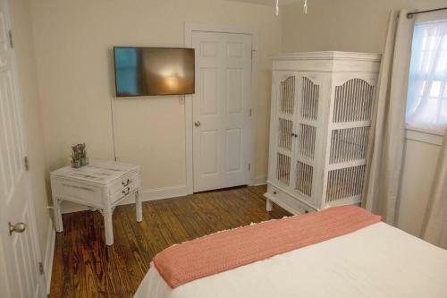 Forsyth Park 2 Miles Away Contemporary Retreat!