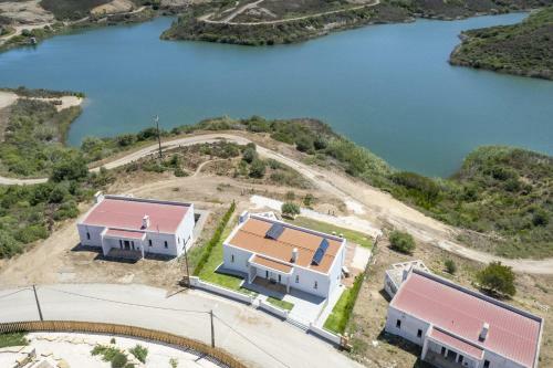 Arrifana Lake House // Premium Views