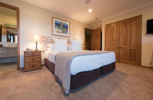 Lodge Cliff Edge By The Sea