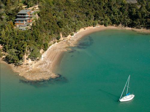 Lodge Cliff Edge By The Sea