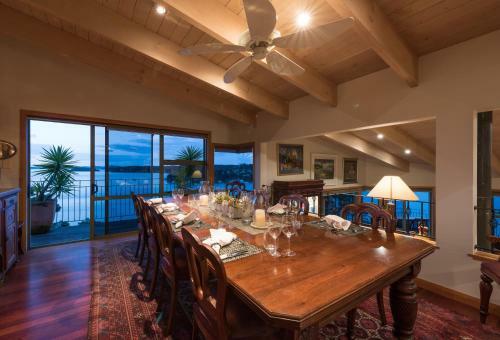 Lodge Cliff Edge By The Sea
