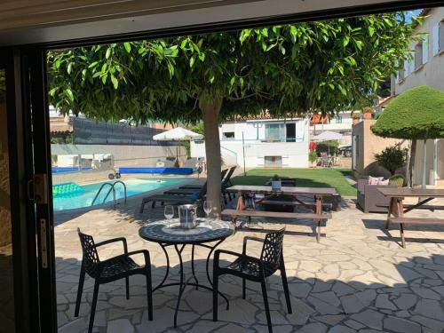 Albergue Debbie's Crew House