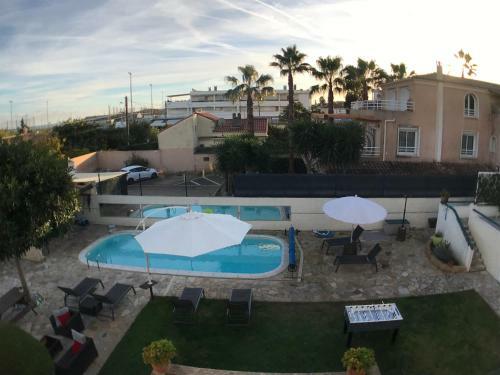 Albergue Debbie's Crew House