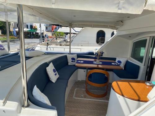 Yattat?l Catamaran