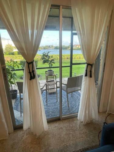 Cozy 2 Bedroom Lakeview Villa King Queen Beds