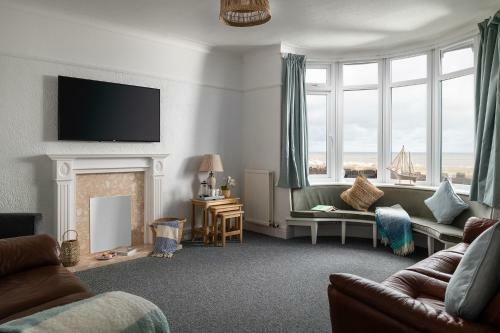 Beachcliffe House - Sea Front Property - Sleeps 10 - Pet Friendly