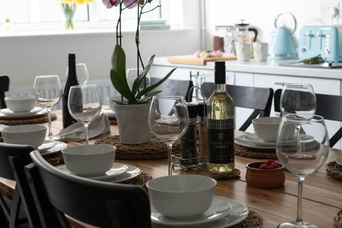 Beachcliffe House - Sea Front Property - Sleeps 10 - Pet Friendly