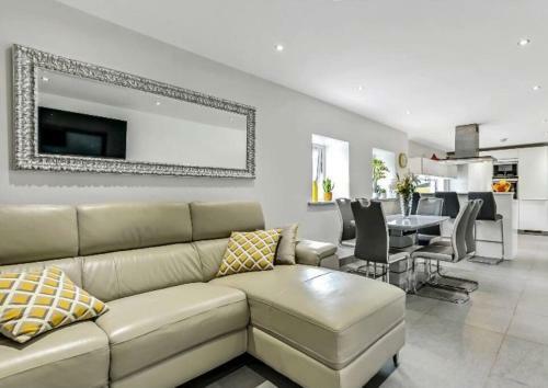 Villa No 8, Lawrence Hill