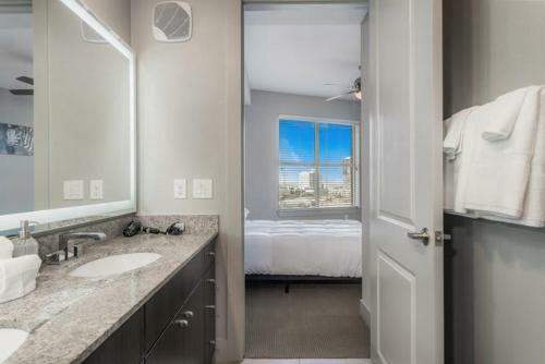 Bright Chic 2 Bedroom Apartment By Stay Gia