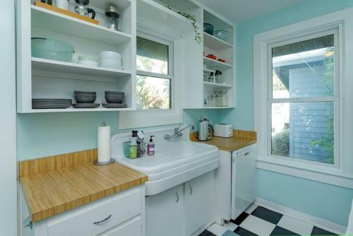 Charming 1br Vintage Treehouse Garage Apartment