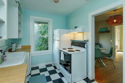 Charming 1br Vintage Treehouse Garage Apartment