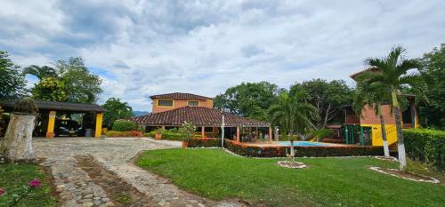 Villa Finca Recreo Sopetr�n Con Capacidad 35 Personas