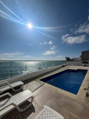 Apartamento Charming Beachfront Apt With Sea View & Pool