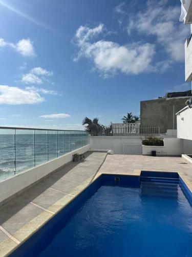 Apartamento Charming Beachfront Apt With Sea View & Pool