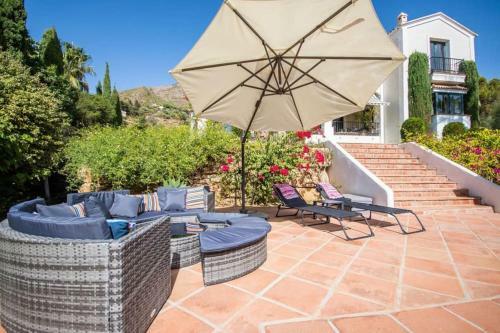 Impressive Villa Dazura In Valtocado, Mijas