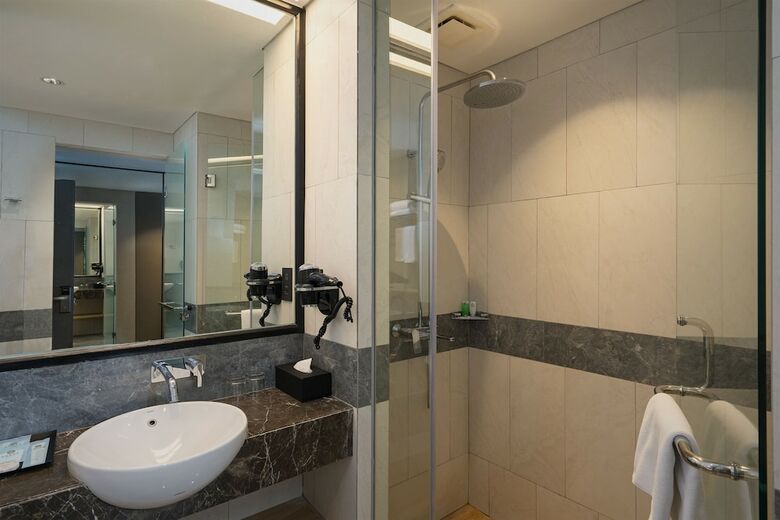 Anara Airport Hotel