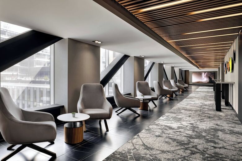 Humaniti Hotel Montreal, Autograph Collection