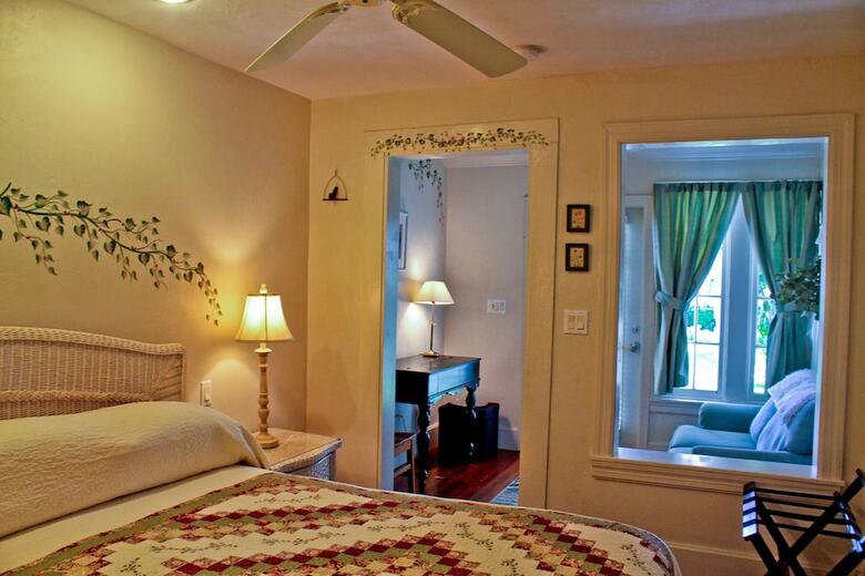 Night Swan Intracoastal B&B