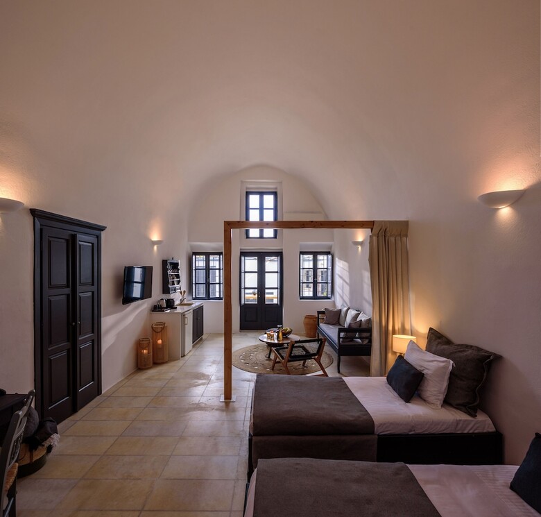 Firalia, Casa In Rock Suites