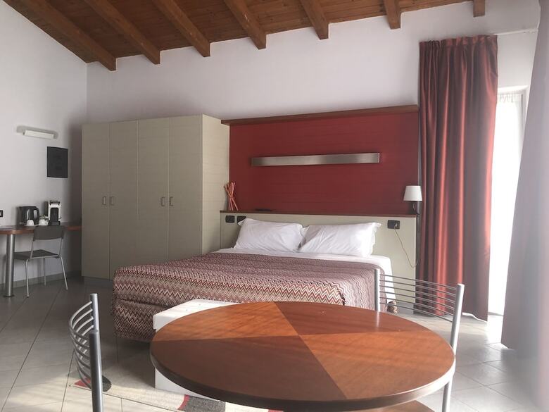 Room In Guest Room - Bright And Spacious Double-room