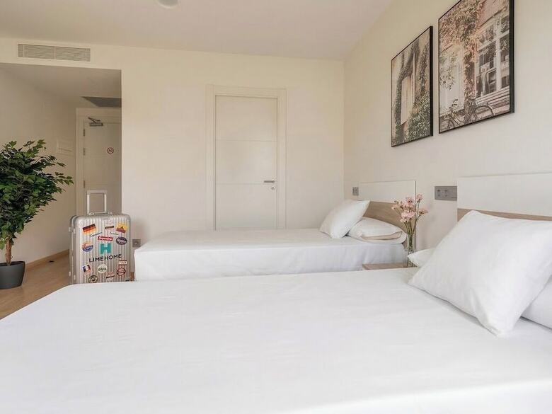 Aparthotel Limehome Barcelona Carrer de Fontcoberta