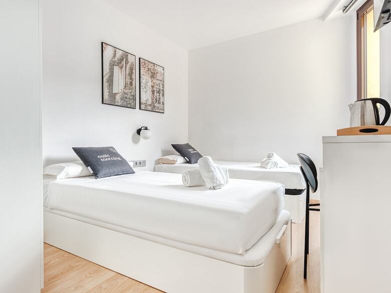 Aparthotel Limehome Barcelona Carrer de Fontcoberta
