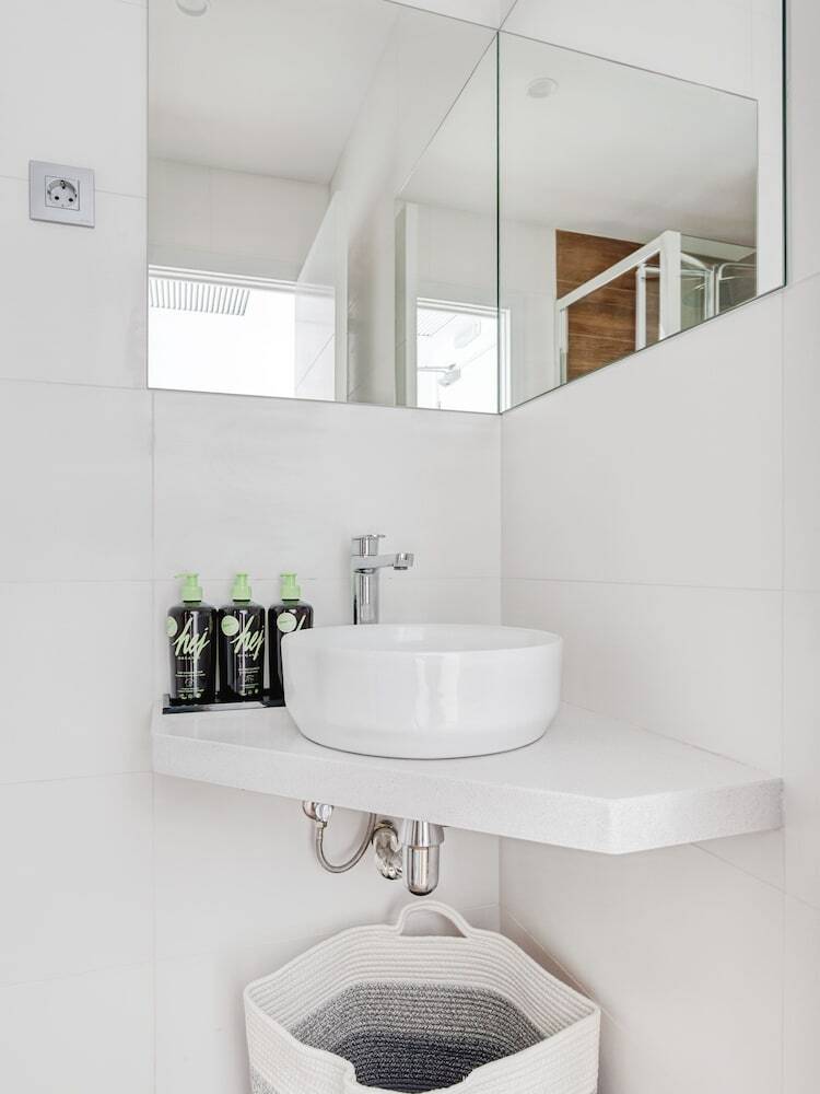 Aparthotel Limehome Barcelona Carrer de Fontcoberta