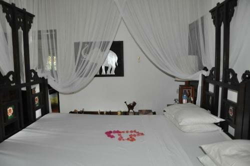 Bed & Breakfast Luna House Moyo Wa Dunia Ltd