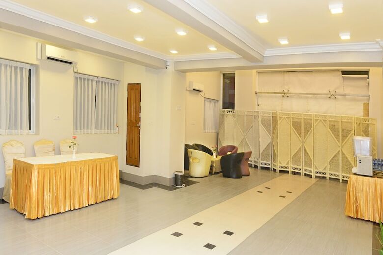 Hotel Grand United (Ahlone Branch)