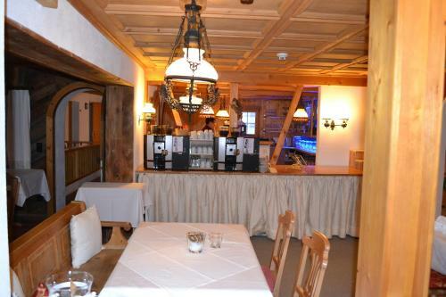 Bellaval Hotel & Restaurant