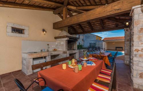 Hostal Holiday Home Peresiji 81