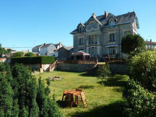 Bed & Breakfast La Villa Bleue de Mauleon