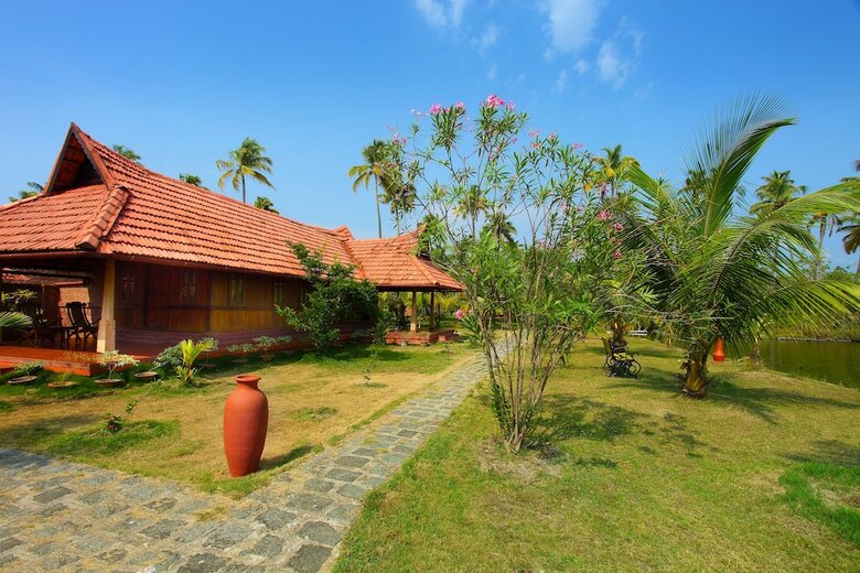 Hotel Kondai Lip Backwater Heritage Resort